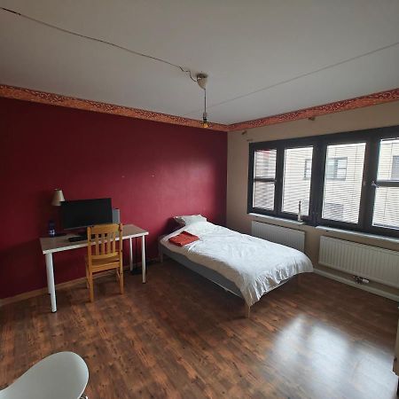 Large Room, Near Kista Galleria, Stockholm Bagian luar foto